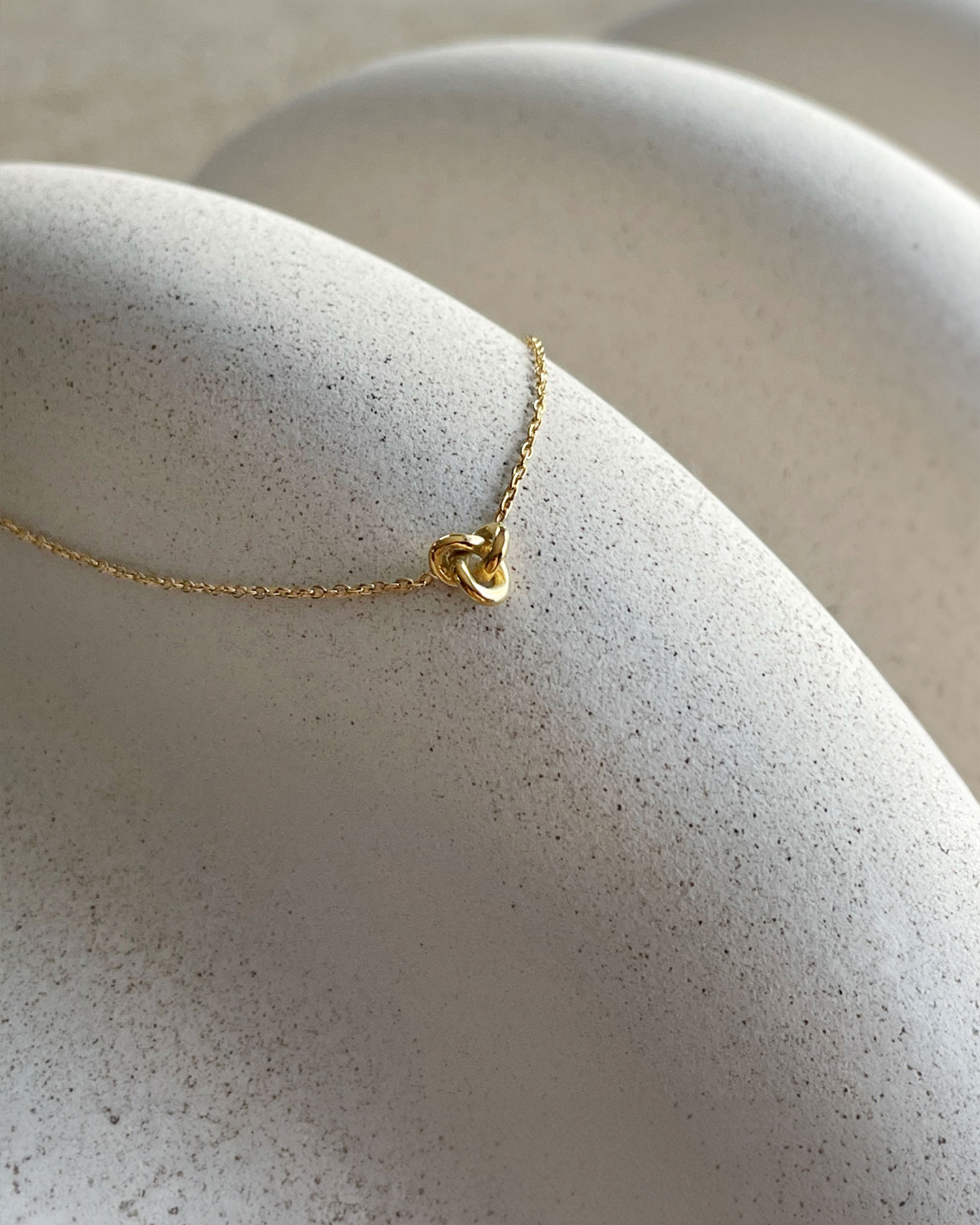 Le-Knot-drop-necklace-gold-03