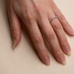 Alliansring vitguld Alexia. Smal