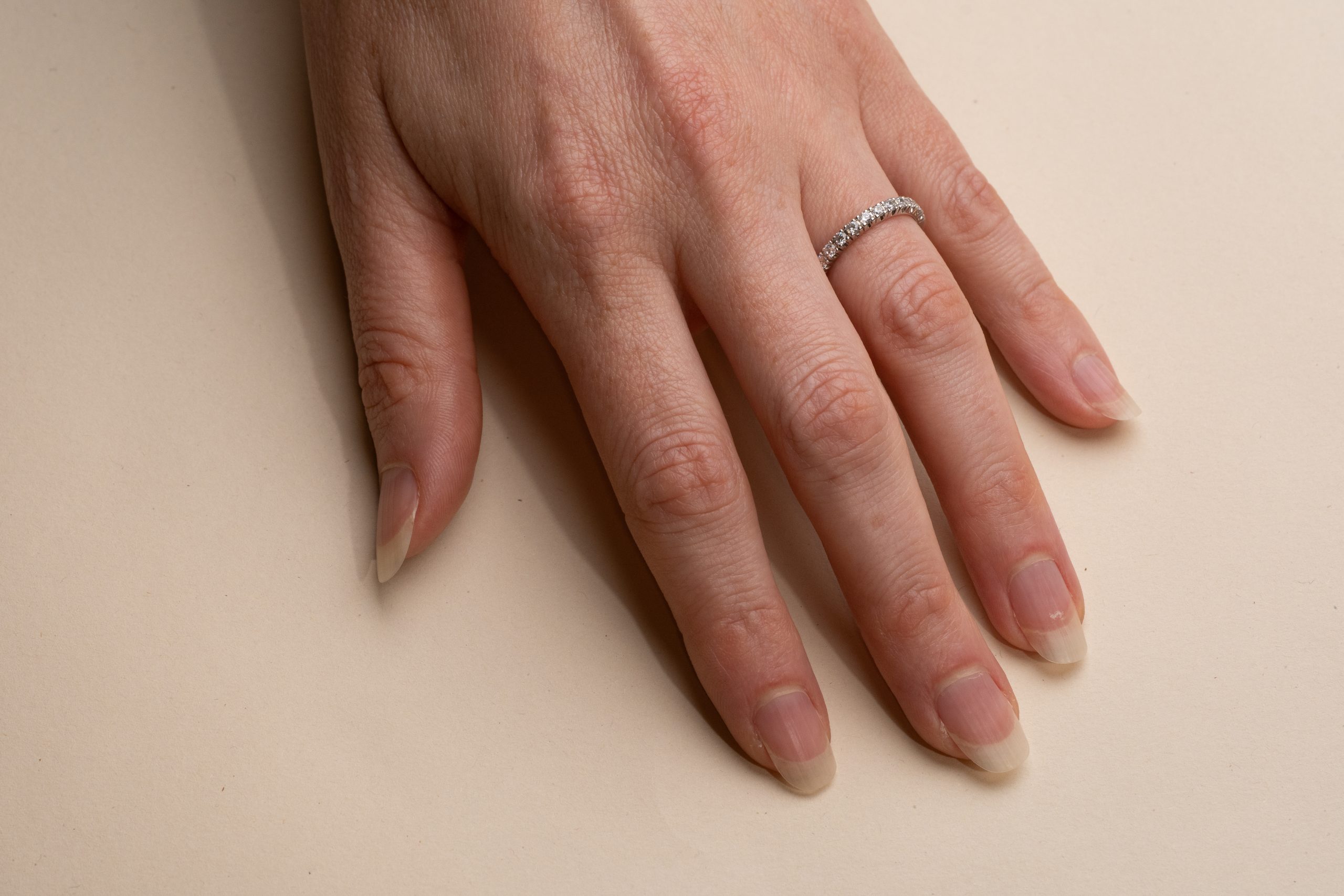 Alliansring vitguld Alexia. Smal