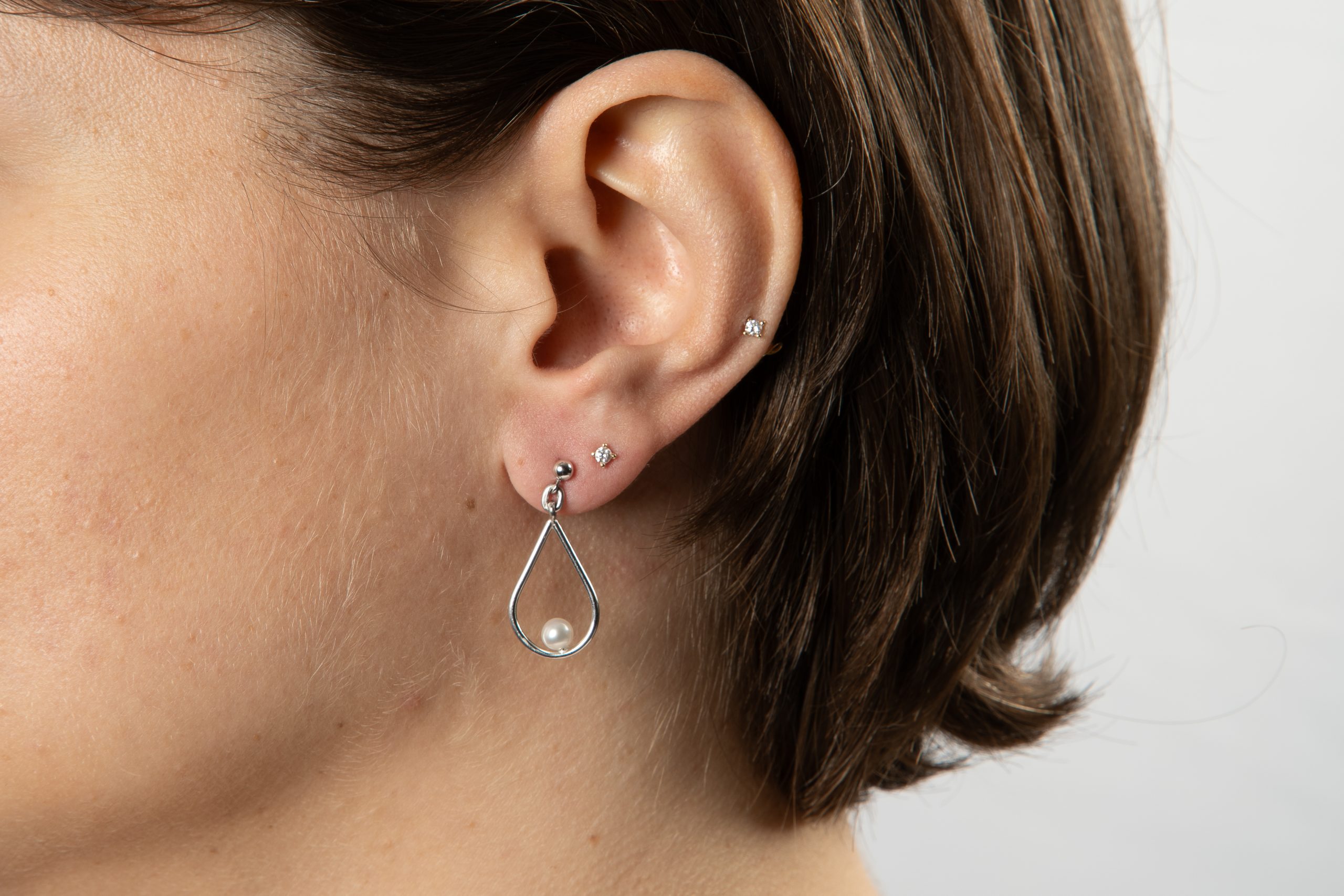 Droppe med saltvatten pärla vit guld